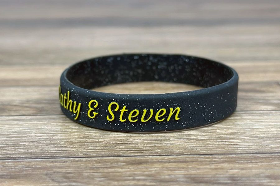 siliconen polsbandjes als souvenier voor een trouwfeest, zwarte kleur met glitter als optie